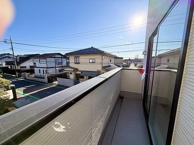 バルコニーです。たっぷりのお洗濯物も干すことが出来ます。日差しを浴びて、心地よいひとときを過ごすのもいいですね