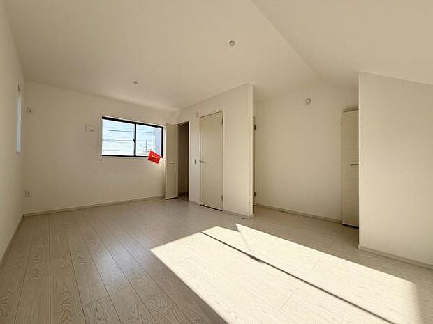 窓から差し込む自然光が部屋全体を明るく照らし、心地よい空間を演出します。