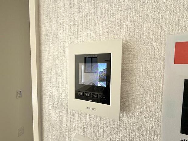 テレビモニターインターフォンがあれば、訪問者を顔で確認できる安心感。防犯対策はもちろん、家族みんなが快適にコミュニケーションできる便利なアイテムです。