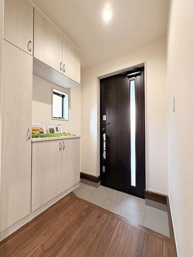 清潔感あふれる玄関は、訪れる人々に好印象を与えます。美しい外観が、住まいの品格を高め、毎日の帰宅が楽しみになる空間です。