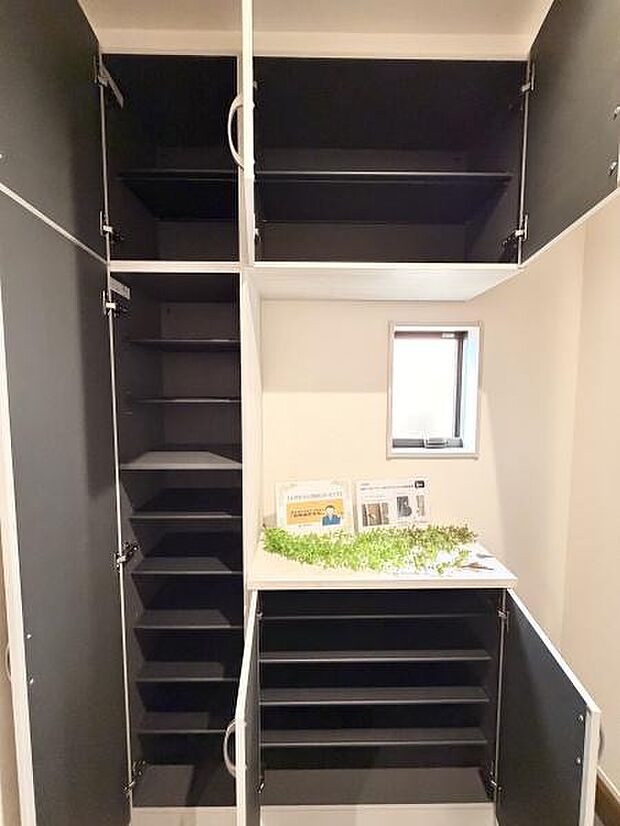 大容量のシューズケース。たくさん収納できますので、玄関周りをすっきりさせることができます。