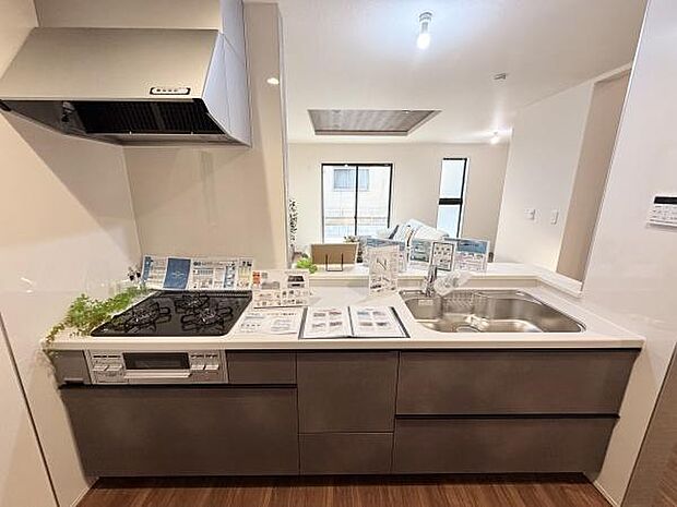 収納が豊富なキッチンスペース。調理器具や食器がすっきりと収まり、キッチンがいつも整然とした状態に。効率的に料理ができるので、毎日のクッキングがもっと楽しくなります。