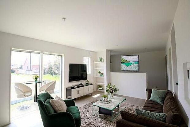 家族の笑い声が響くリビングに、こだわりのフローリングを。木の風合いが心地よい空間を演出し、耐久性とデザイン性が長く続く安心を届けます