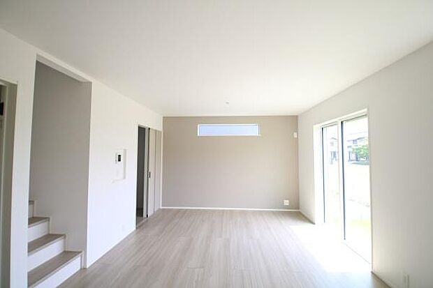 明るい陽光が差し込むリビングで、家族との何気ない会話やくつろぎのひとときを過ごす贅沢な時間を。