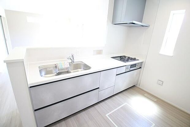 対面式キッチンは、料理中でも家族やゲストとのコミュニケーションが取りやすく、開放感が魅力です。リビング全体を見渡せるため、子供の様子を確認しながら家事を進められる利便性も高いです。