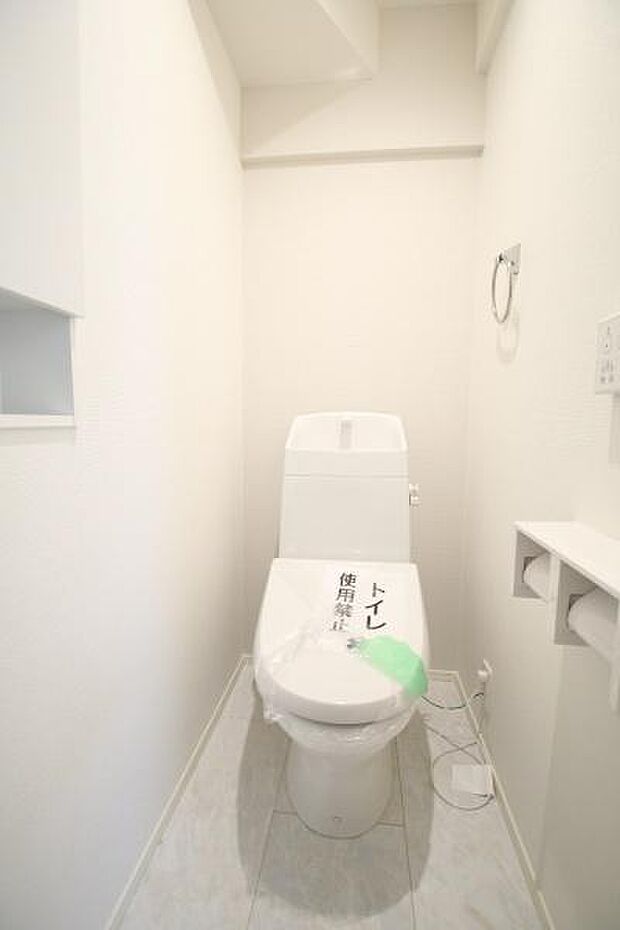 スッキリとした清潔感のあるトイレです。シンプルで洗練されたデザインが、毎日の使用を快適にし、訪れるたびにリフレッシュできる場所です。