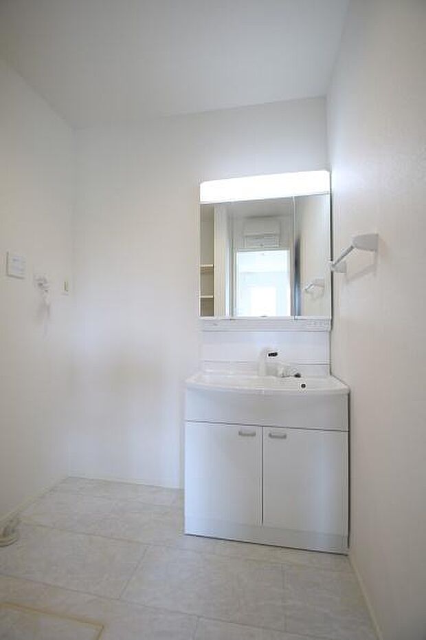 洗面化粧台は収納が多く、三面鏡にもできる造りで、忙しい朝のスタイリングも捗ります。