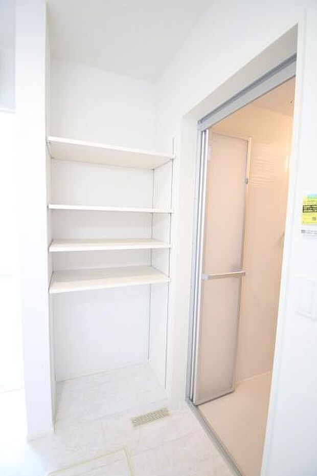 収納が充実した洗面台で、洗面用品やスキンケア用品をすっきり整理整頓。使いやすく、いつも清潔な空間を保てます。毎日の身支度が快適に。