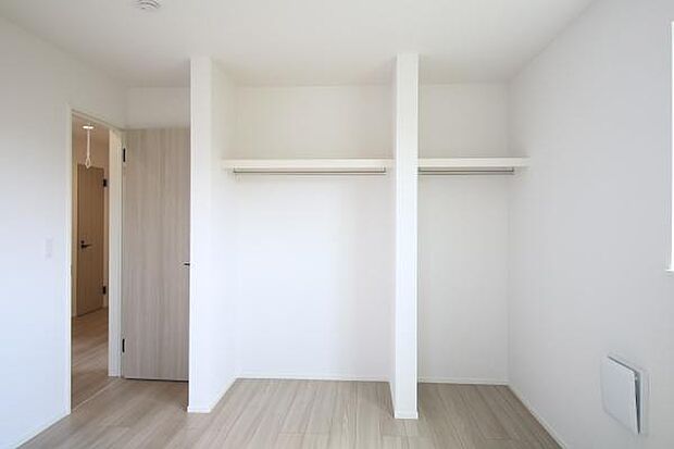 クローゼットが完備された住まい。衣類や小物をすっきりと収納でき、部屋全体が整然とした印象に。毎日のコーディネートが楽しくなる空間です。