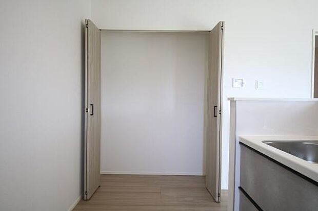 収納豊富な住まい！季節のものなど、大量に収納することができます。収納棚で使い分けもバッチリ！居住空間もきれいに保てますね