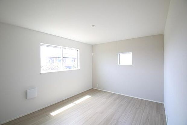 明るい陽射しが差し込む洋室は、心地よい安らぎを提供するプライベート空間。あなたのライフスタイルに合わせて、自由にアレンジできます。