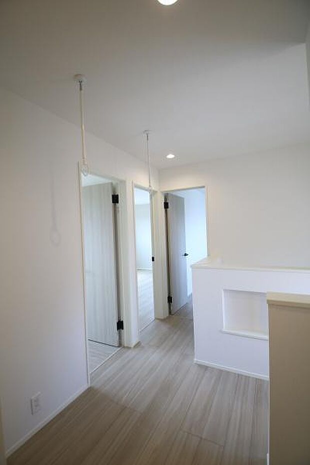 階段を上がったら広がる贅沢な空間。日当たり良好で高級感がありますね。