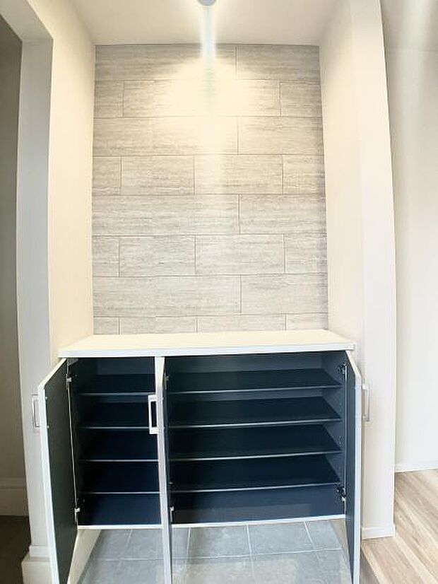 玄関には物置スペースも完備しており、家族写真やお花、芸術品、鍵などお好みに合わせて自分色に染めてください。