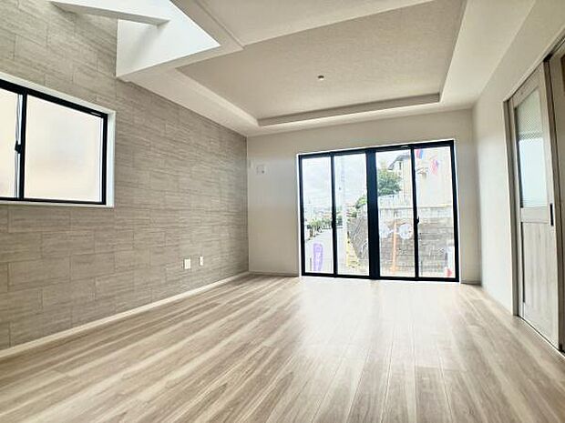 大きな窓からたっぷりと差し込む明るい日差しが、リビング全体を温かく包み込みます。この開放感あふれる空間は、ご家族が一番多くの時間を過ごす場所として最適です。