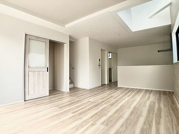 広々としたリビングで過ごす、家族との何気ない会話と笑顔。ここで過ごす時間が日常に彩りを添えます。