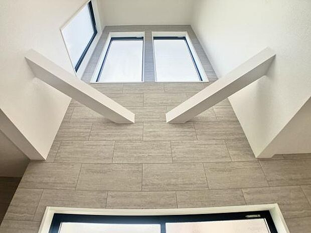 リビングには吹き抜けもあります。