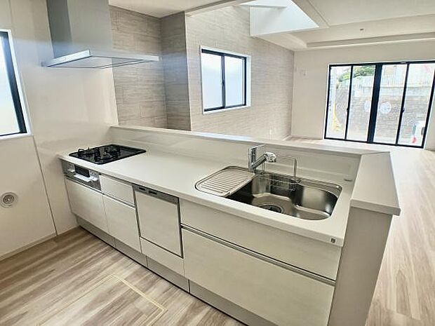 対面式キッチンは料理中でも家族やゲストとのコミュニケーションが取りやすく、開放感が魅力です。リビング全体を見渡せるため、子供の様子を確認しながら家事を進められる利便性も高いです。