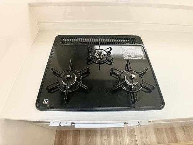 3口コンロで同時調理がスムーズに。忙しい朝や本格的な料理も効率良く進み、毎日のキッチン作業がさらに楽しくなります。