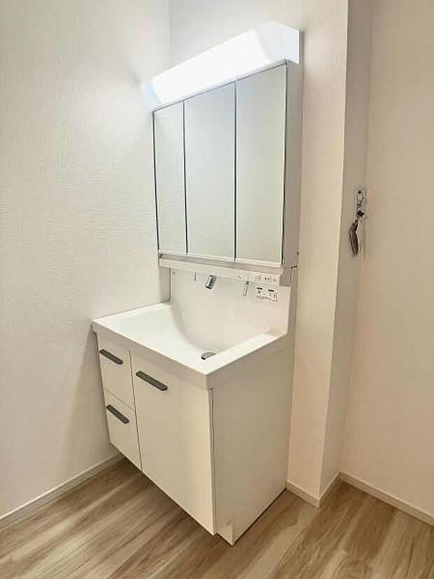 独立した洗面スペースは、身支度もスムーズに進む機能的な空間。毎日のスタートを気持ちよくサポートします。