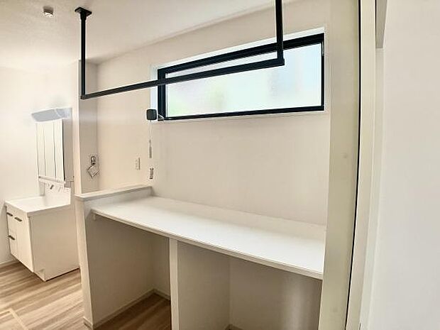 洗濯機スペースや収納もありながら、充分な広さをもつ洗面所は当物件の魅力のひとつ。