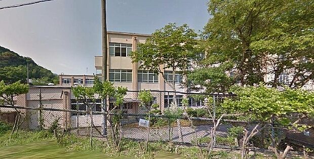 京都市立北醍醐小学校まで596m