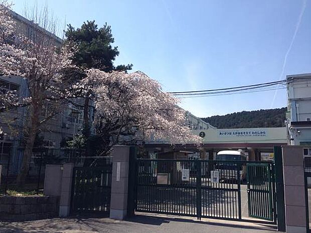 京都市立陵ケ岡小学校まで414m