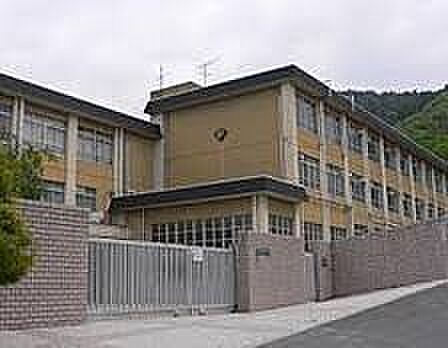 京都市立春日丘中学校まで243m