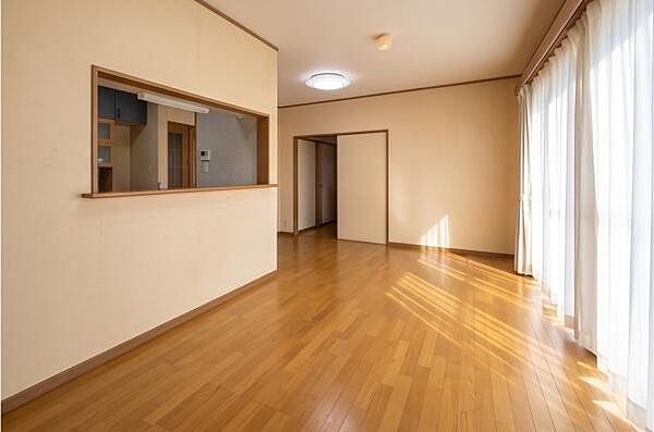 角部地につき採光良好な約15帖の広々LDKには大きな窓からたっぷりの自然光が振り注ぎます。家具はCGにより削除