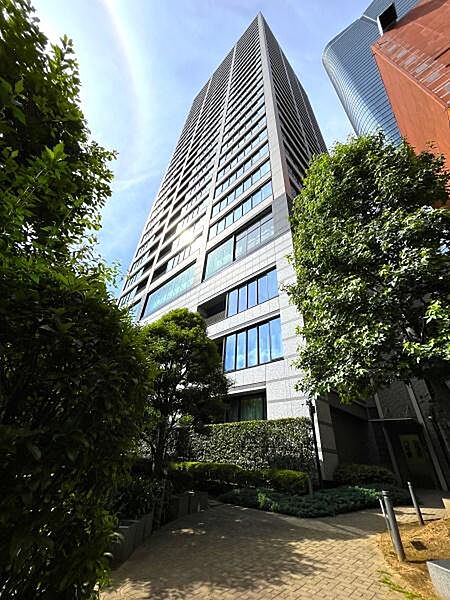 日本伝統の格子模様をイメージした和モダンな外観。