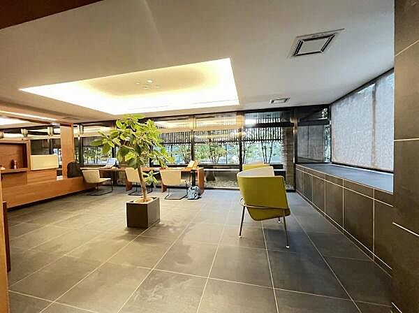 1階にはコンシェルジュ、ラウンジ、ワーキングペース、ライブラリー、パーティルーム、ゲストルームが配置され住民の落ち着いた憩いの場となっております。