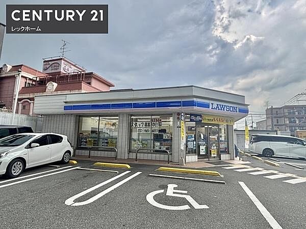 ローソン東大阪角田一丁目店まで670m