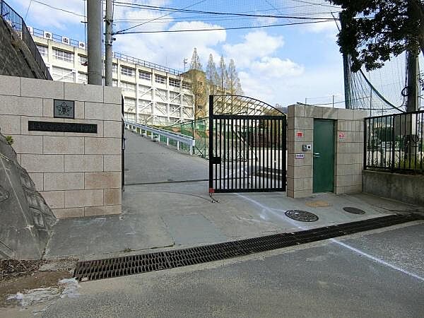 孔舎衙中学校まで1900m