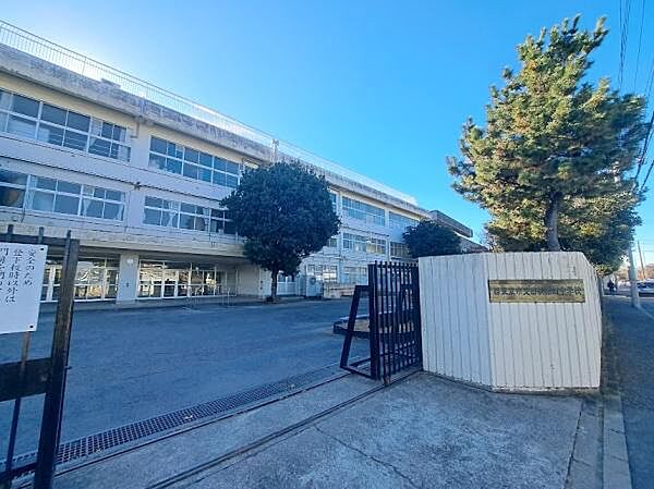 西東京市立田無第四中学校まで1042m、昭和52年に開校し今年42年目を迎える学校です。平成30年度の生徒数は511名です。