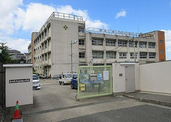 石切東小学校まで400m