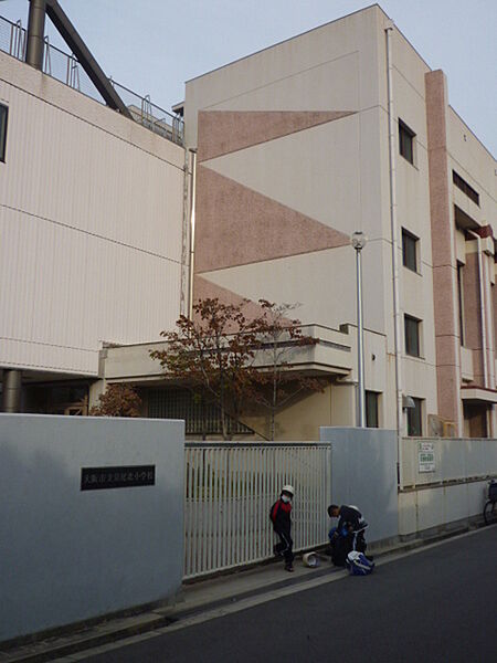 大阪市立泉尾北小学校まで181m