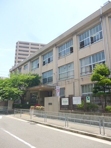 大阪市立三軒家東小学校まで722m