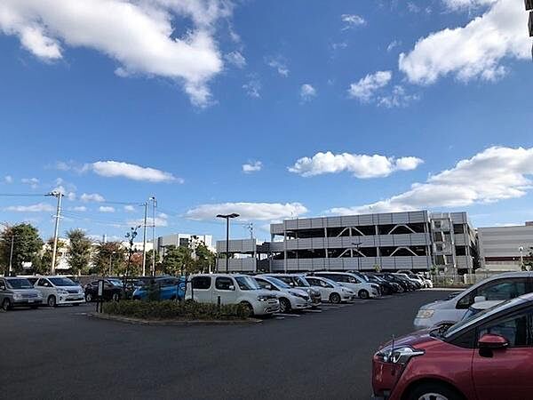 平面駐車場がございます
