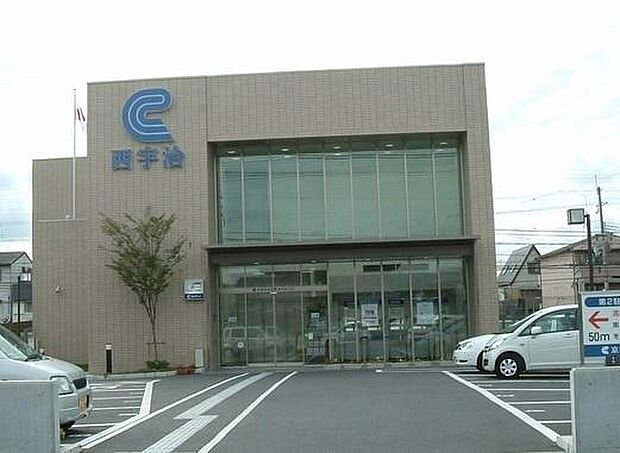 京都信用金庫宇治支店まで1769m、窓口利用時間平日9:00 - 15:00　銀行前に駐車スペースが広くありお車での利用が便利です。