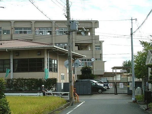 宇治市立北宇治中学校まで1288m、「 一 意 専 心 」「 凡 事 徹 底 」をスローガンとして掲げている。