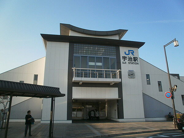 宇治駅(JR 奈良線)まで964m、宇治観光の玄関口として京阪宇治駅とともに機能している。