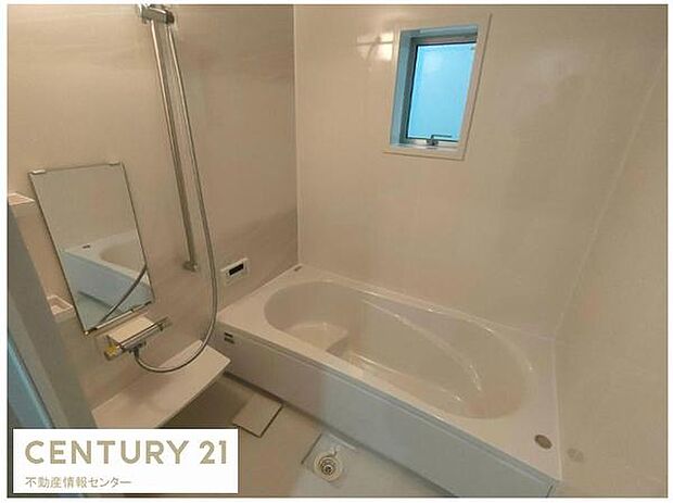 浴室もクリーム色に統一されており、お部屋の白ベースとも相まっております！窓があるので、換気力も〇！