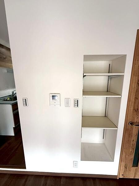 【リビング】壁面には可動棚を設け、お気に入りの小物などをディスプレイ出来ます。