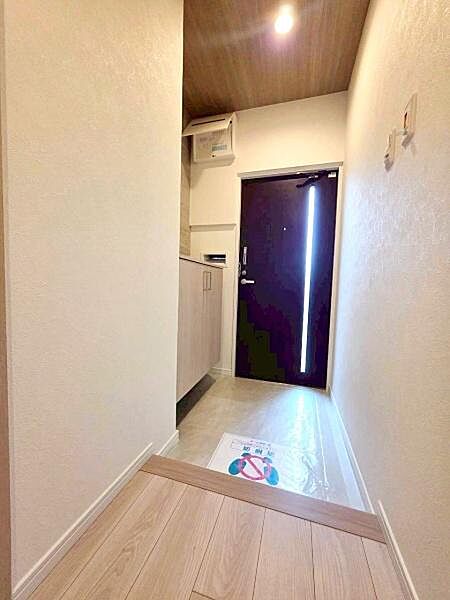 【玄関】下駄箱も設置された玄関。扉から明かりが入り暗くなりにくい玄関です。