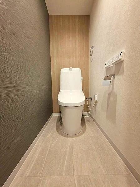 【トイレ】温水洗浄便座付き。快適にお使いいただける清潔感のあるトイレです。