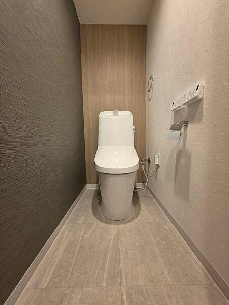 【トイレ】温水洗浄便座付き。快適にお使いいただける清潔感のあるトイレです。