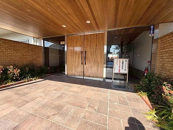 【エントランス】木目調の落ち着いた雰囲気の扉