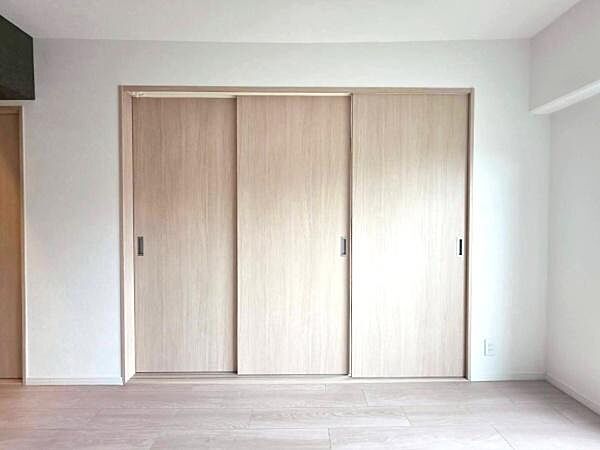 【洋室】リビング横の洋室は、扉を閉めて独立した空間に。用途に合わせて使い分けできます。