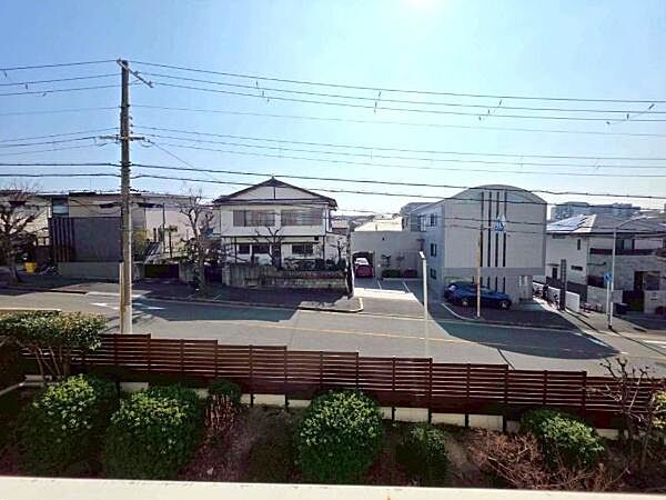 【現地からの眺望】バルコニーから見た眺め。周辺に高い建物が少なく、空を広く感じられる気持ちの良い眺望です。