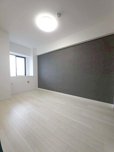 【洋室】約5.1帖の洋室。お部屋に合わせたインテリアも楽しめるシンプルな内装。