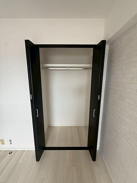 【洋室】側約6.5帖の洋室。クローゼット付きで使いやすい広さのお部屋です